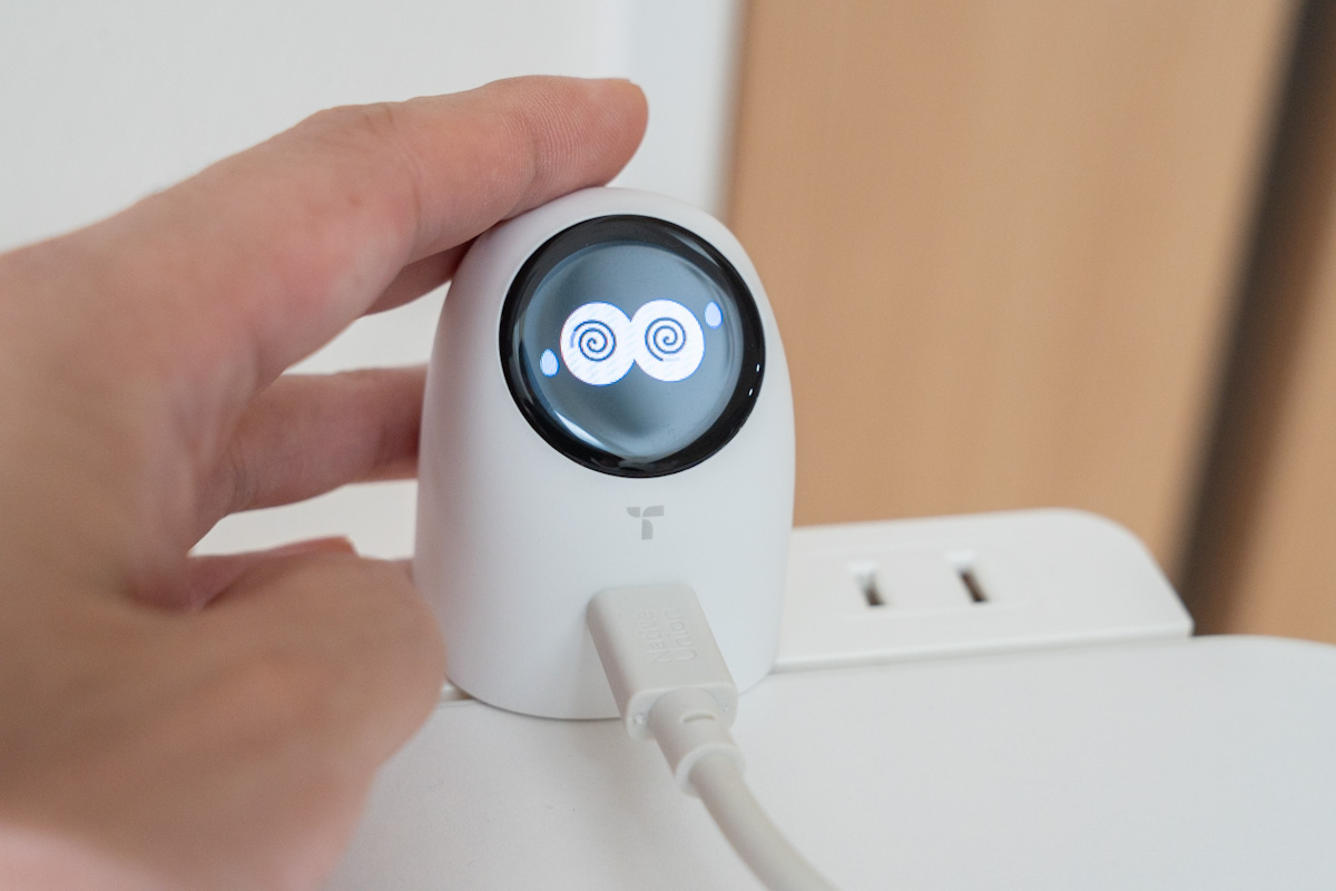 充電中のFlashEye Dotへ手で触れている様子
