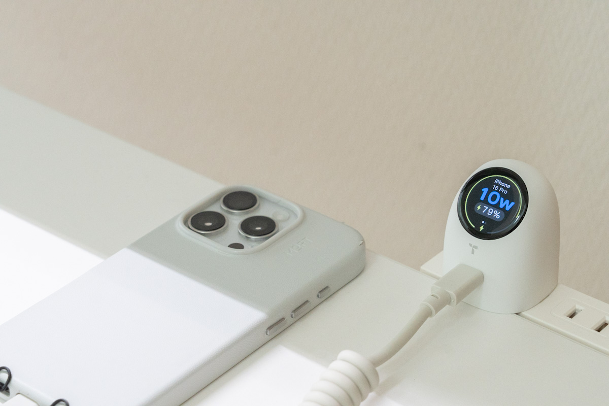 TORRAS FlashEye DotとiPhone 16 Proを接続しているところ