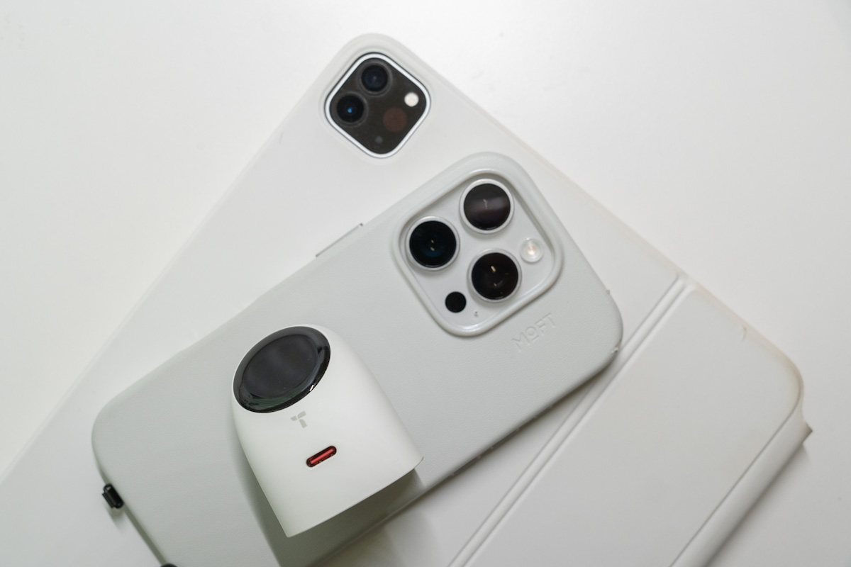 iPhoneやiPadと並べた手のひらサイズのFlashEye Dot
