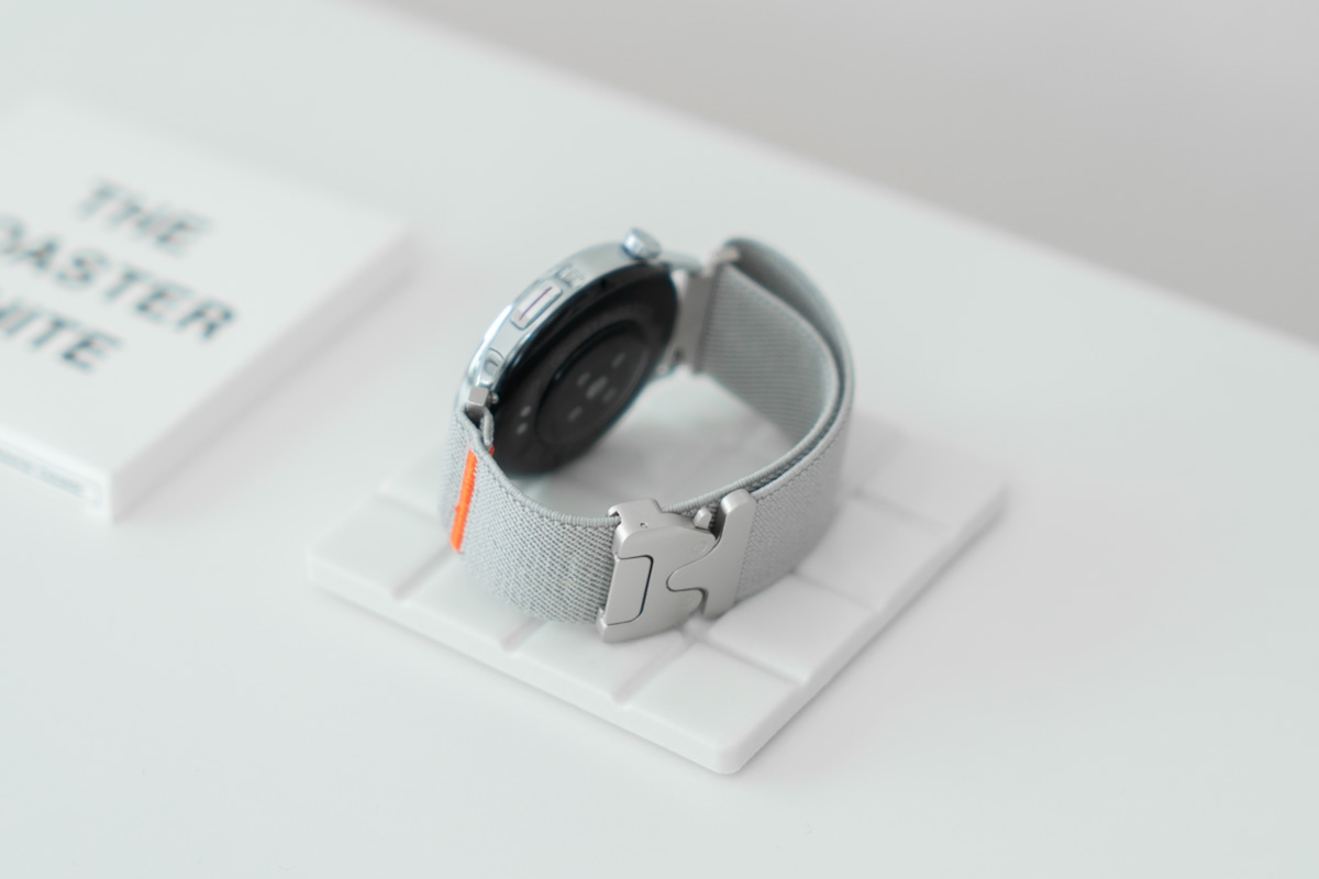 ナイロンバンドを付けてスタンドに置いたFOSMET QS40