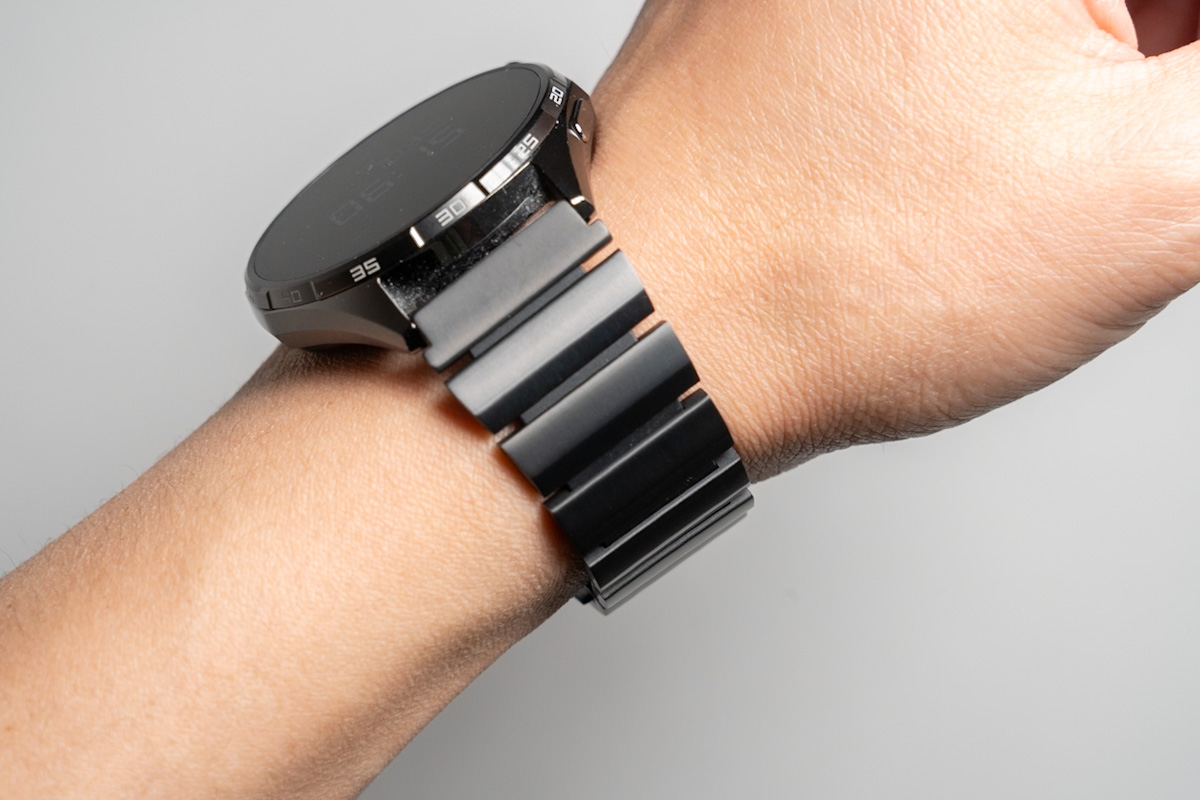 ブラックのバンドを付けたHUAWEI WATCH GT 6を腕に着けたところ