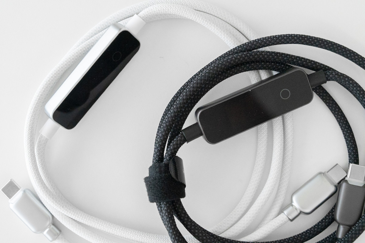 ディスプレイ付きのMATECH USB-Cケーブルを白と黒で並べたところ