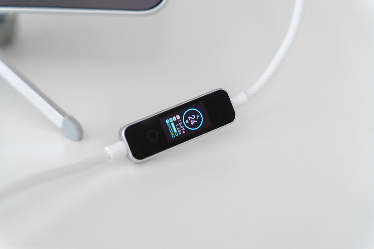 充電中の電力情報を表示するMATECH USB-Cケーブルのディスプレイ