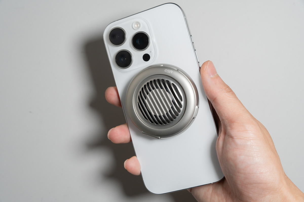Cyclone 25Wを背面に取り付けたiPhoneを手に持った様子