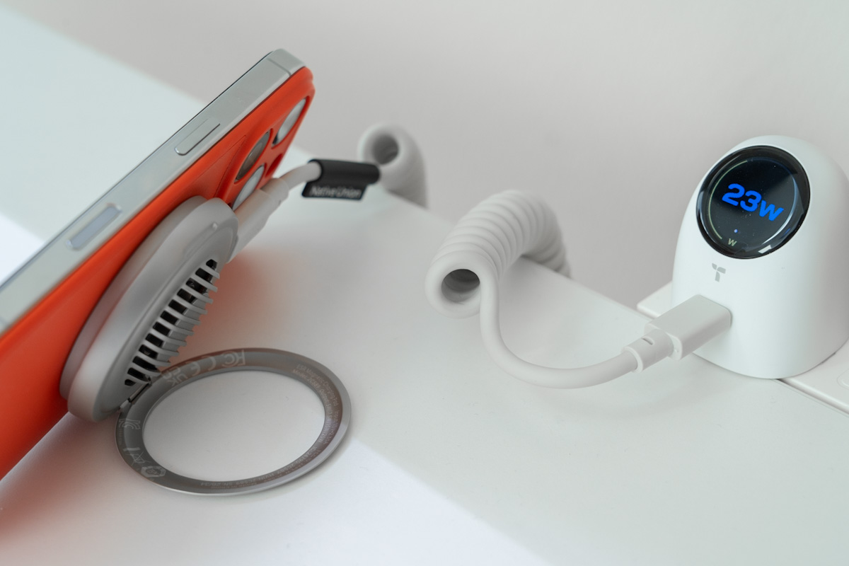 iPhoneを充電中のCyclone 25W。USB側の電力計は約23Wの入力電力を表示