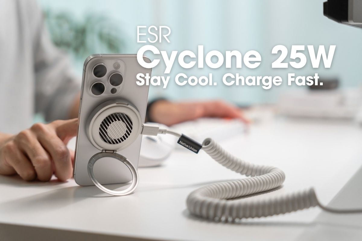 ESR Cyclone 25W マグネット充電パッドのレビュー。デスクでiPhoneを立てて充電している様子