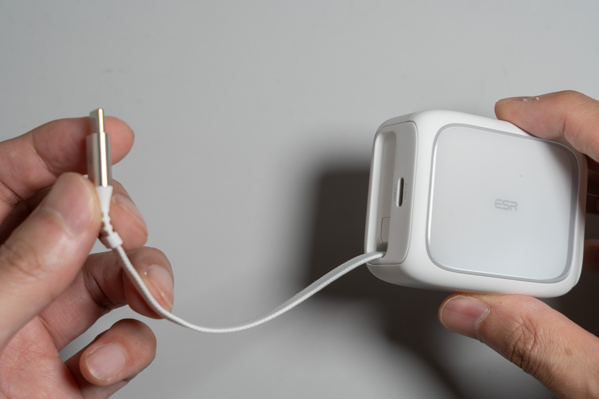 本体から引き出した巻き取り式USB-Cケーブル