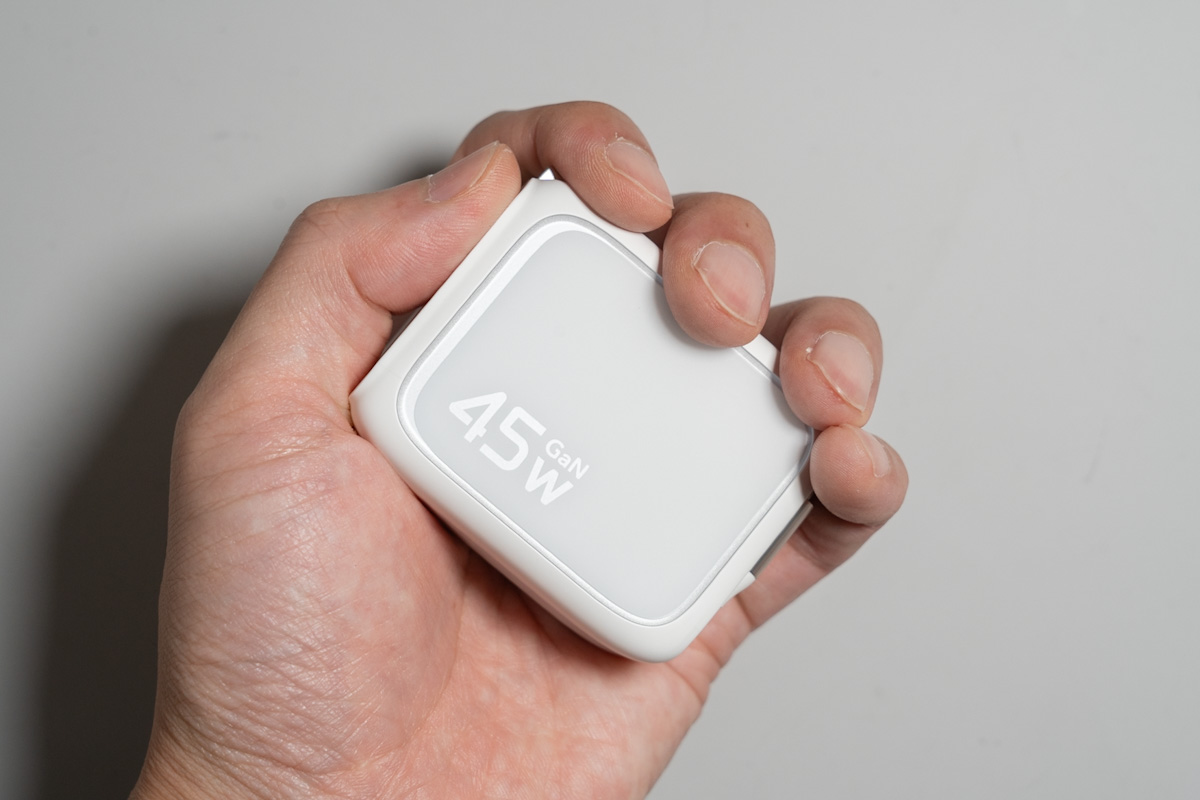 ESR Xtend 45Wを手に持ったときのサイズ感