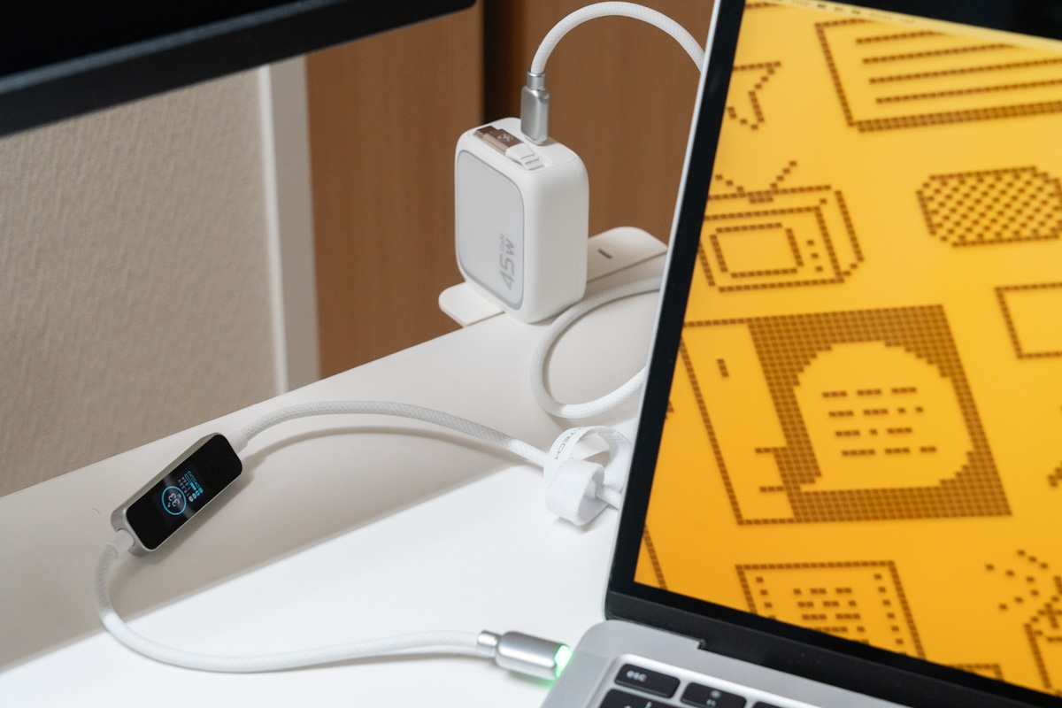 ESR Xtend 45WでMacBook Airを単独充電する様子