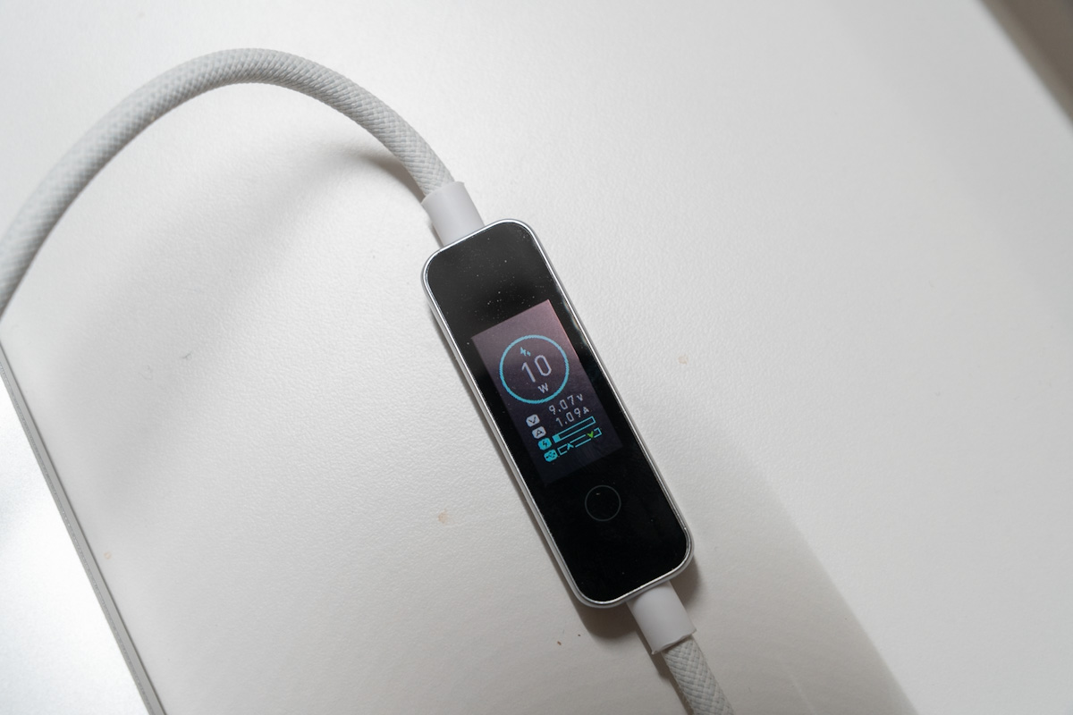 同時充電中のiPhone側で約10Wを表示するケーブルのディスプレイ