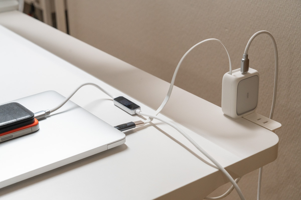 巻き取りケーブルとUSB-CポートでMacBook AirとiPhoneを同時充電する様子