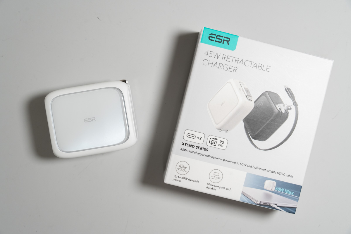 ESR Xtend 45W巻き取り式充電器の本体とパッケージ