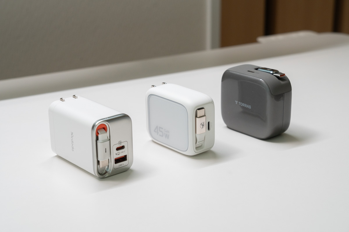 ESR Xtend 45Wと手持ちの巻き取り式充電器を並べたサイズ比較