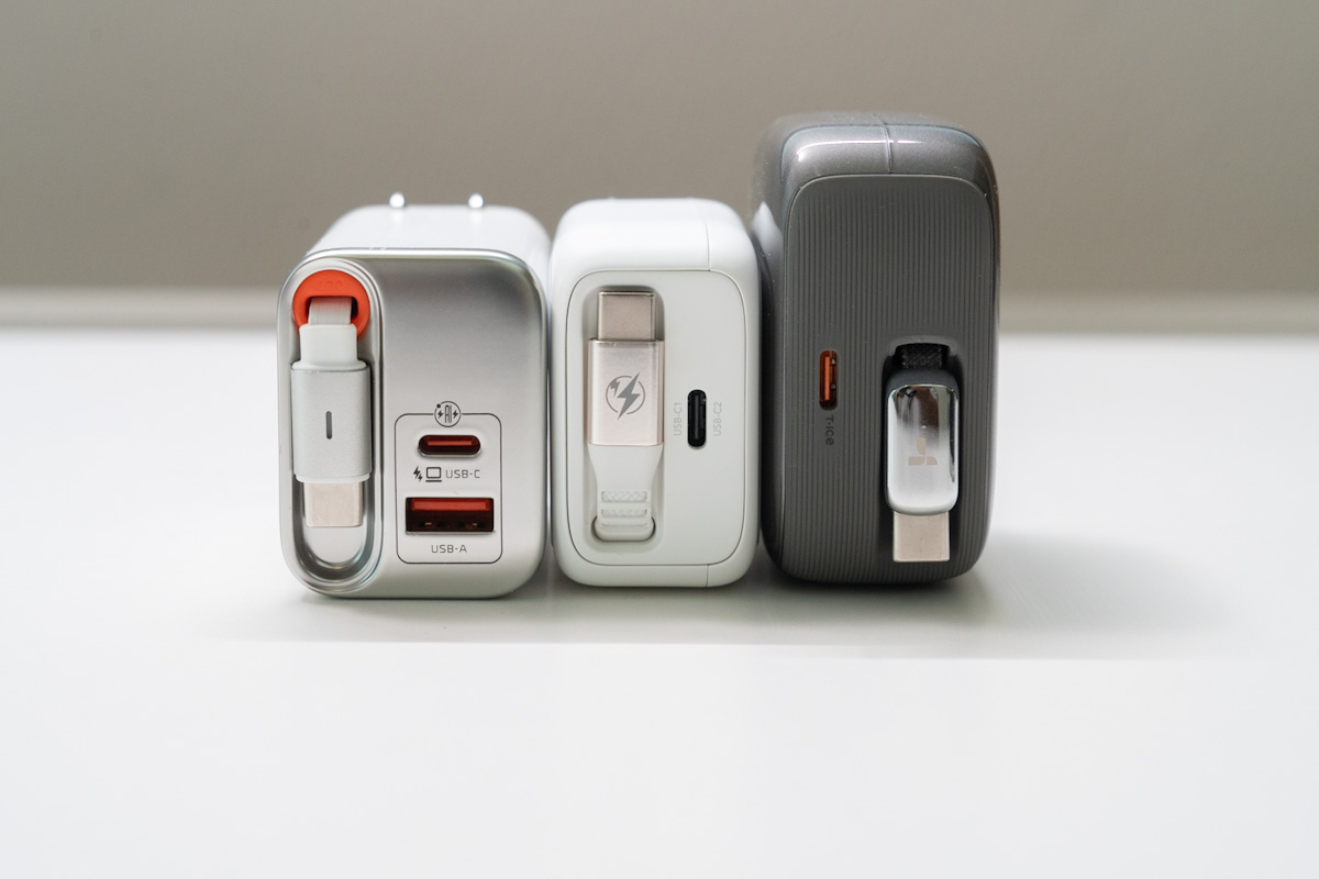 巻き取りケーブルとUSBポートがある面をそろえて並べた充電器のサイズ比較