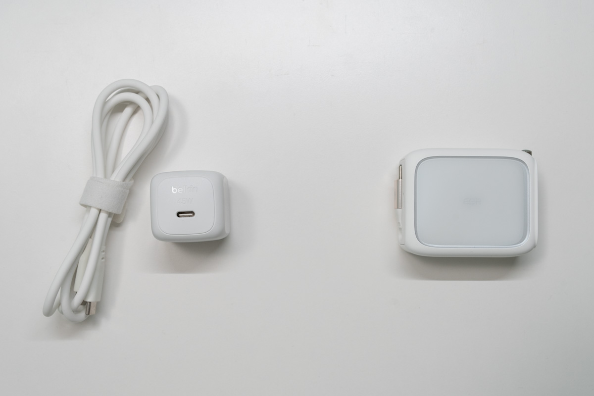 小型充電器と別体ケーブル、ケーブル内蔵のESR Xtend 45Wを並べた様子