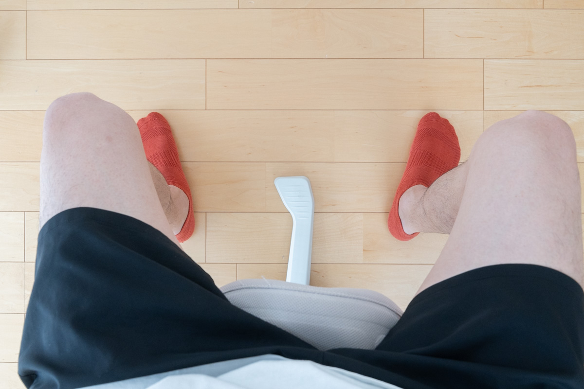 座面をまたいで座ったときの足元を上から見たところ