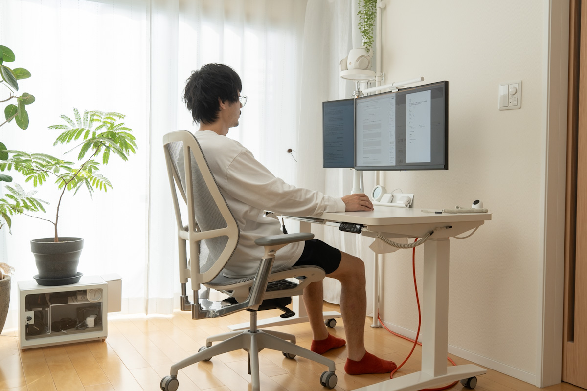 デスクを63.5cmにしてパームワークチェアで作業しているところ