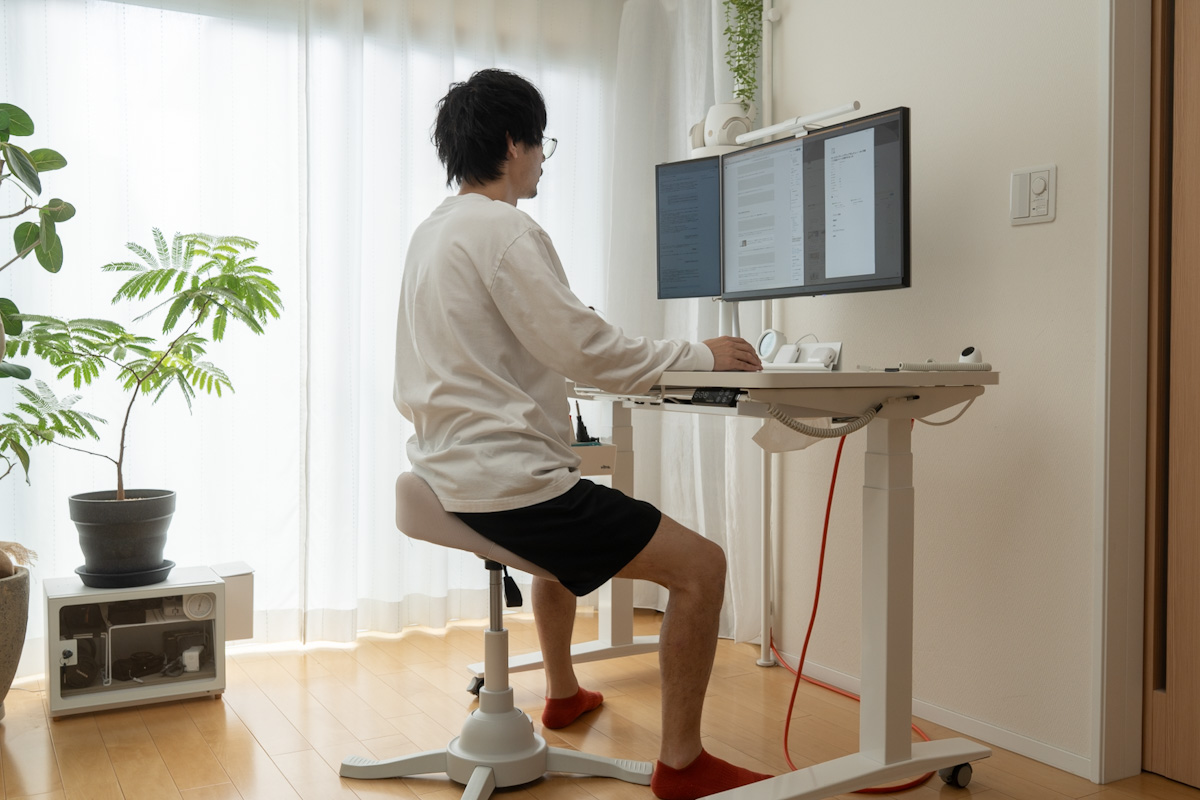 デスクを75.5cmにしてホースライディングチェアで作業しているところ