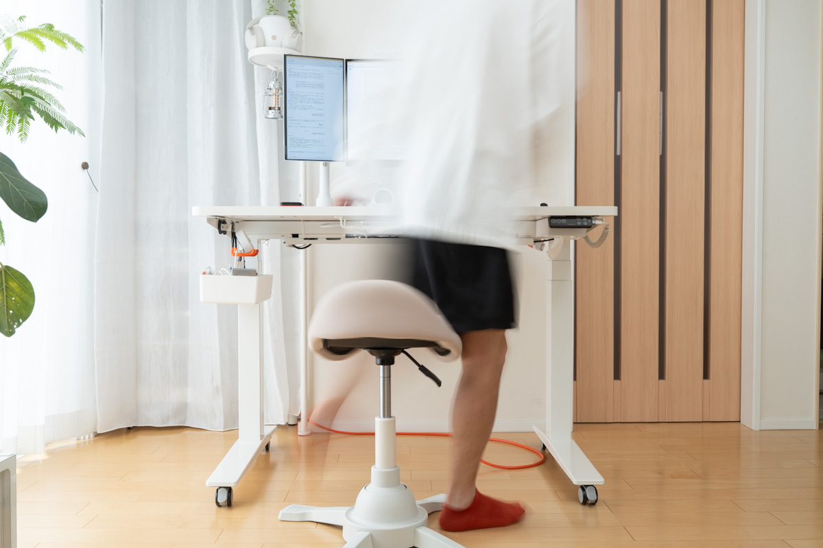 ホースライディングチェアから立ち上がろうとしているところ