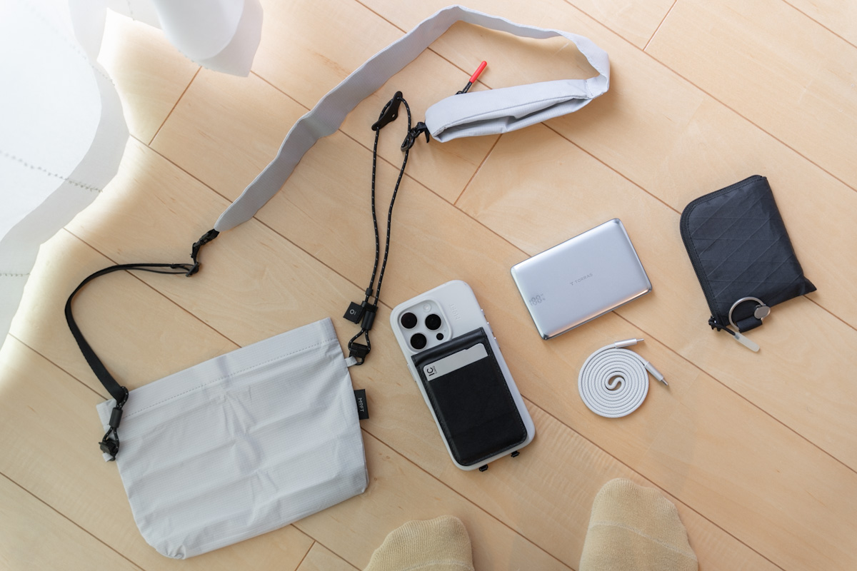 ミニショルダーと、持ち歩くスマホ、財布、鍵などの小物