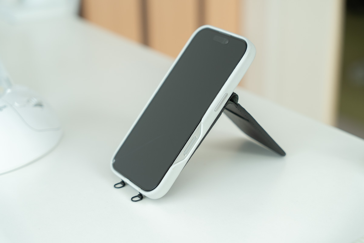 デュアルフックホルダーを取り付けたiPhoneと背面のスマホスタンド