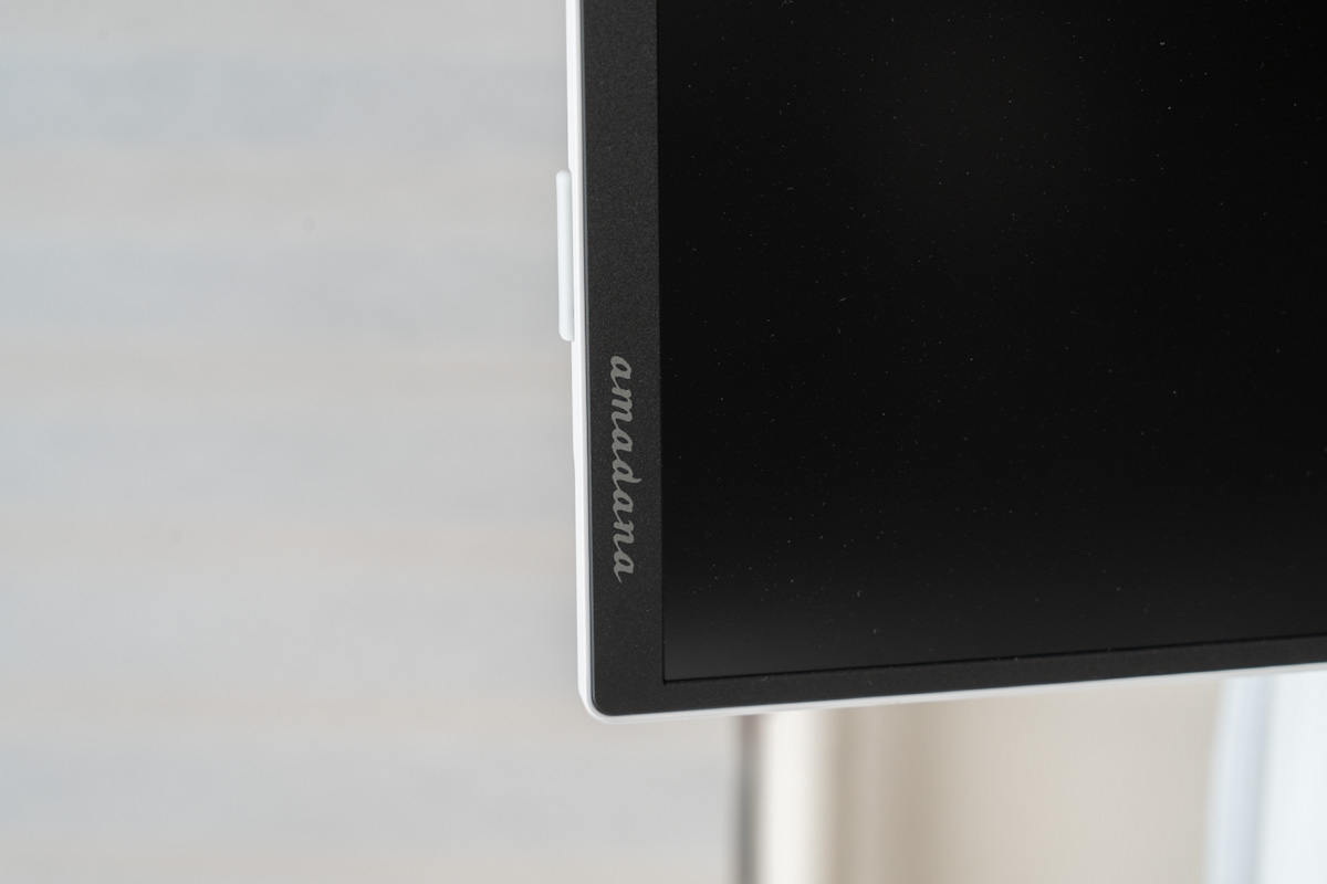 縦向きに設置したamadana DP10の画面と白いフレーム