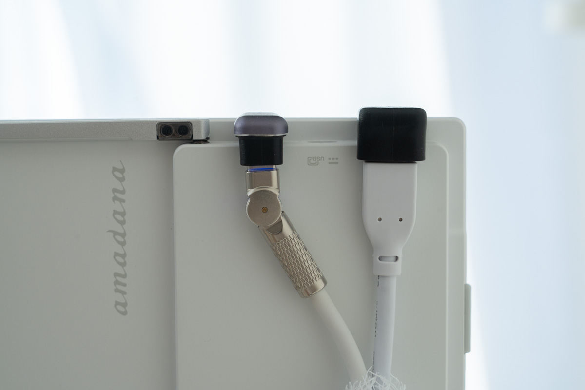 amadana DP10の端子に変換アダプタを取り付け、ケーブルを背面へ回した状態