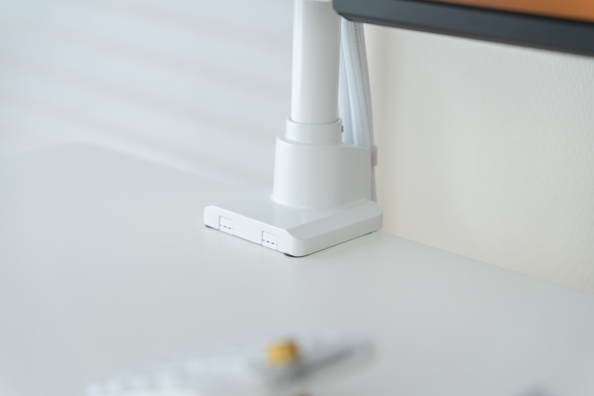 ACCURTEK AC80-10PWのポールをデスクに固定する白いクランプ部分