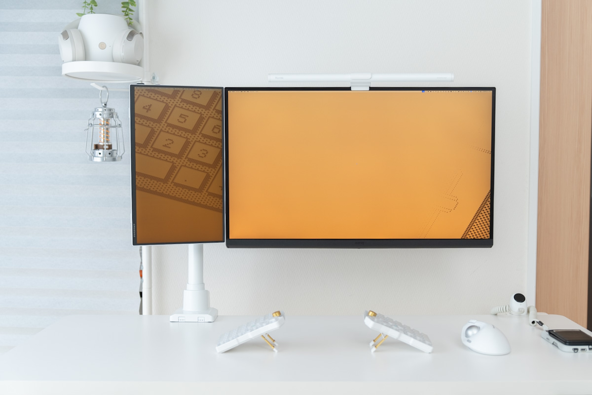 1本のポールで横向きのBenQ MA270Uと縦向きのamadana DP10を支えたデスク環境